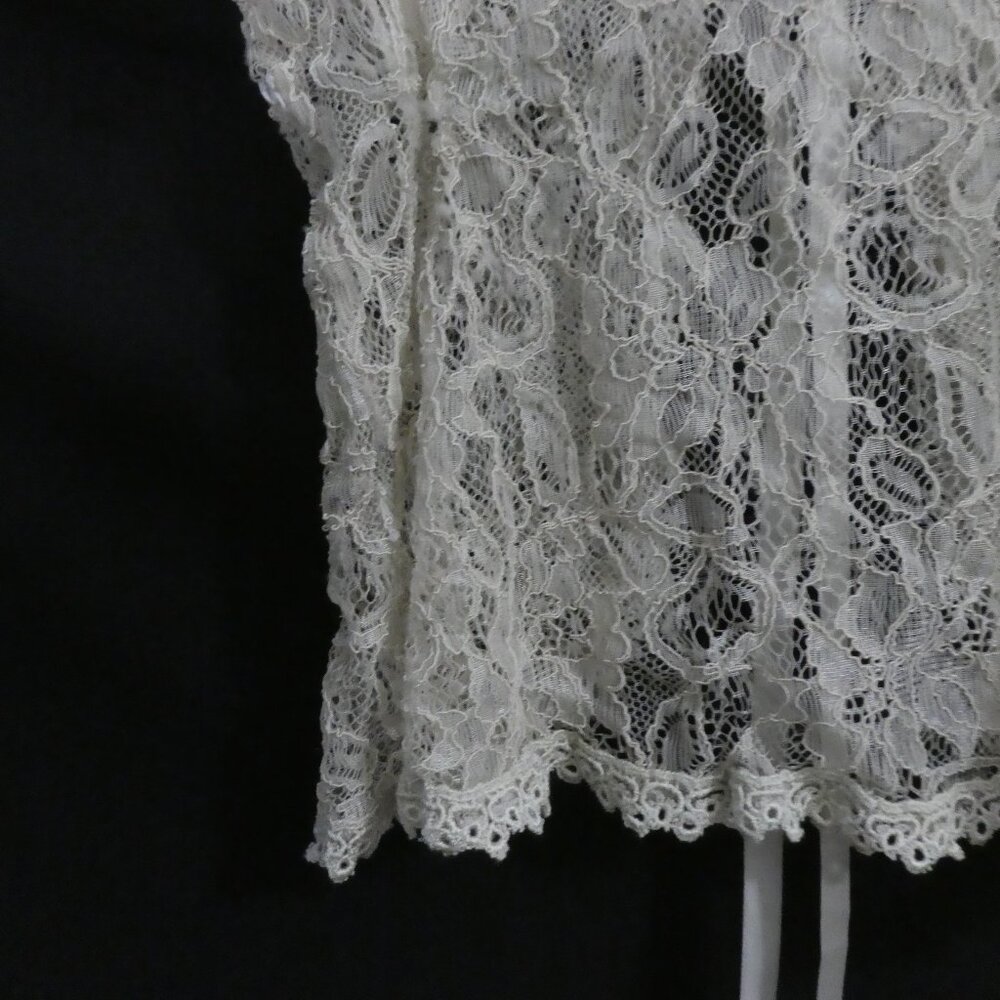 Elegant Lace V-Neck Camisole Top With 3 Button Front Detail P2P 13.5 inches - Picture 12 of 16